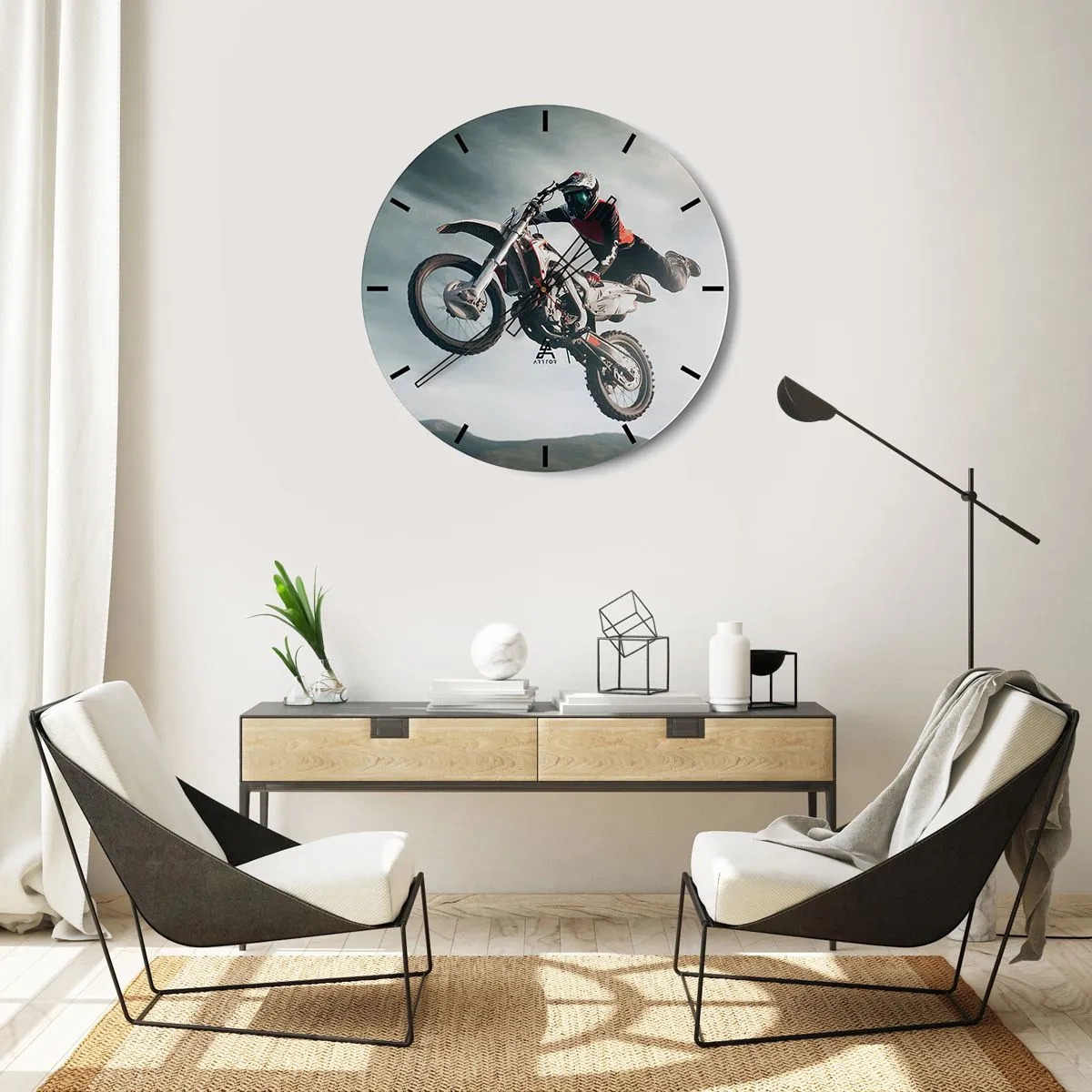 Nástěnné hodiny - Motocyklista letí vzduchem během dynamického skoku na své motorce. - 30x30cm - Není zábava bez rizika - Moderní nástěnná dekorace do obývacího pokoje, kuchyně a ložnice ARTTOR
