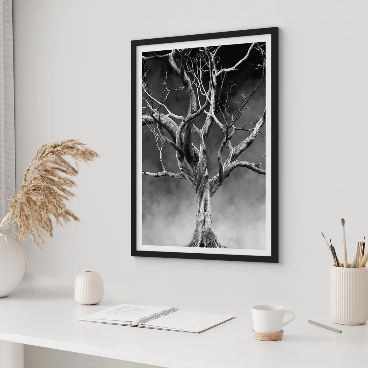 Plakát v černém rámu - Černobílý obrázek stromu na pozadí mlhy - 50x70cm - Původní a svaté - Moderní nástěnná dekorace do obývacího pokoje a ložnice ARTTOR