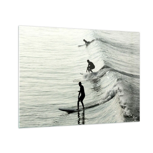 Obraz na skle - Tři surfaři jezdí ráno na vlnách - 70x50cm - Za vlnou - Moderní nástěnná dekorace do obývacího pokoje a ložnice ARTTOR