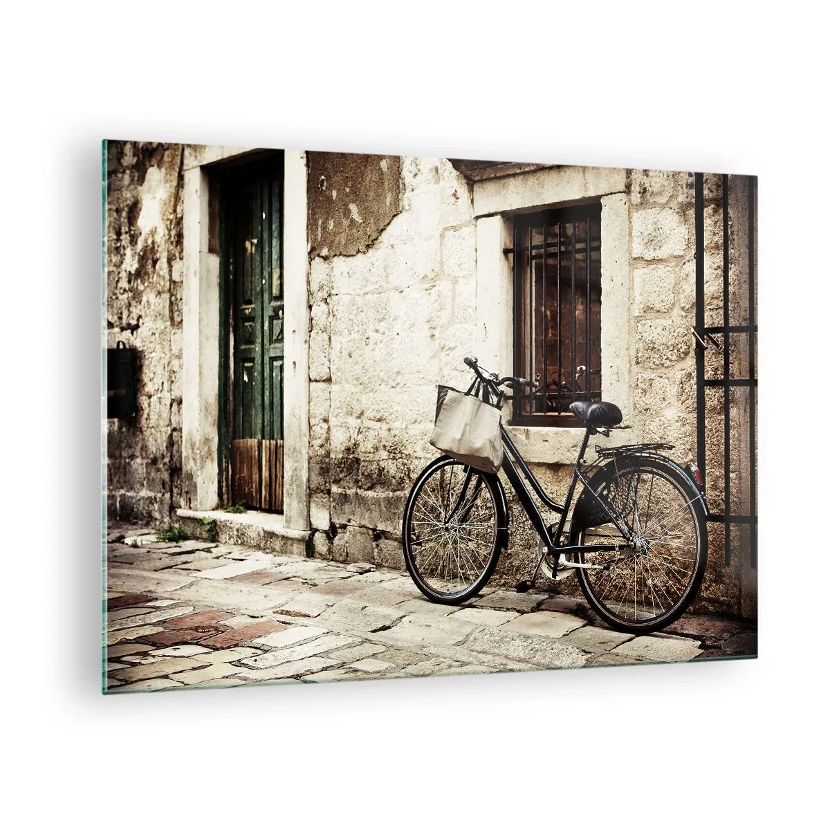Obraz na skle - Černobílé kolo opřené o starý činžovní dům - 70x50cm - Návrat do minulosti - Moderní nástěnná dekorace do obývacího pokoje a ložnice ARTTOR