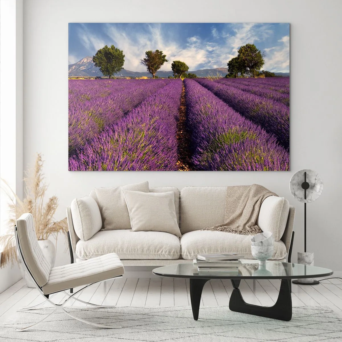 Obraz na skle - Levandulové pole se stromy a horským pozadím - 70x50cm - Levandulová pole - Moderní nástěnná dekorace do obývacího pokoje a ložnice ARTTOR