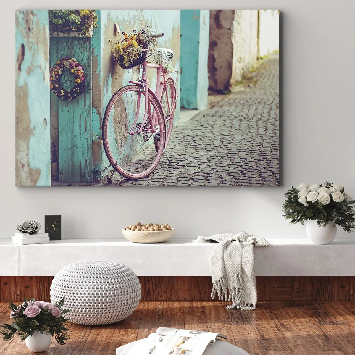 Obraz na plátně - Růžové kolo u tyrkysových dveří - 70x50cm - Hned se vrátím - Moderní nástěnná dekorace do obývacího pokoje a ložnice ARTTOR