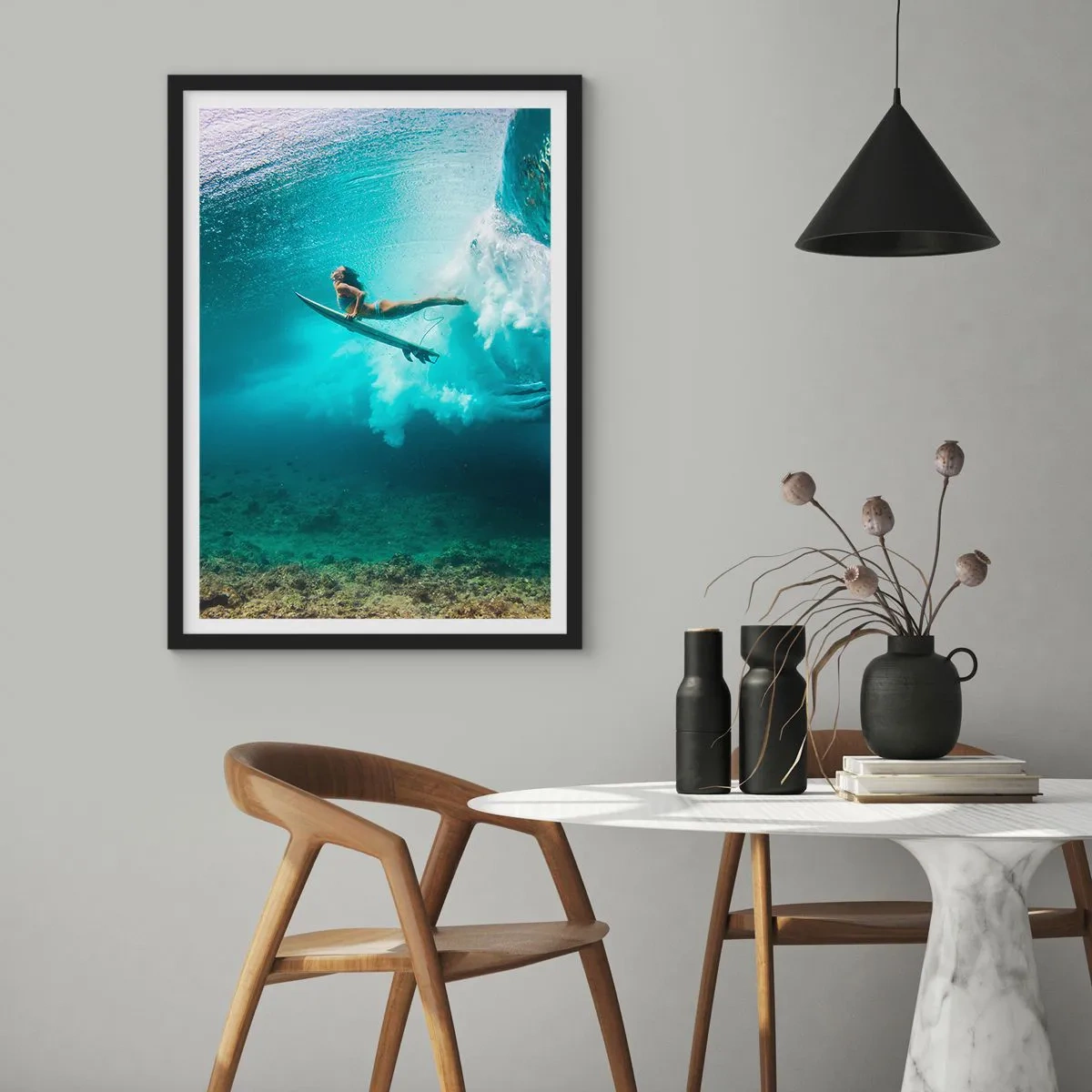 Plakát v černém rámu - Surfař pod vodou v dynamické scéně s tyrkysovými vlnami. - 50x70cm - Podmořský svět - Moderní nástěnná dekorace do obývacího pokoje a ložnice ARTTOR