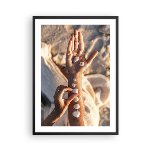 Plakát v černém rámu - Ruce zdobené mušlemi na písčitém pozadí - 50x70cm - Krása na dosah - Moderní nástěnná dekorace do obývacího pokoje a ložnice ARTTOR