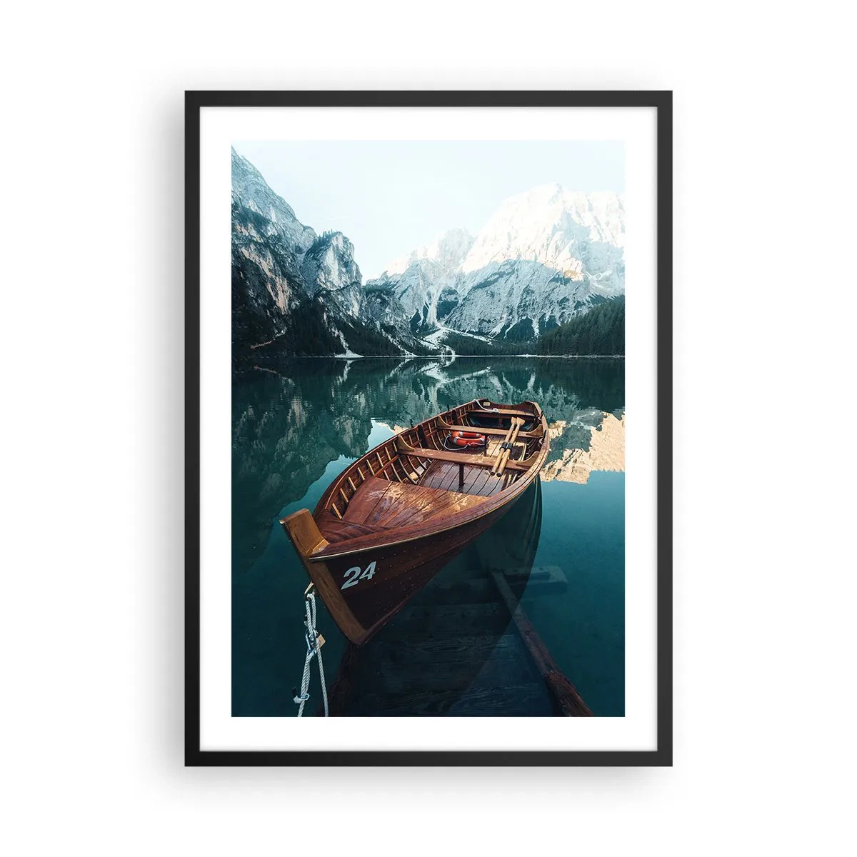 Plakát v černém rámu - Dřevěná loď na klidném jezeře obklopeném horami - 50x70cm - Jako namalované na skle - Moderní nástěnná dekorace do obývacího pokoje a ložnice ARTTOR