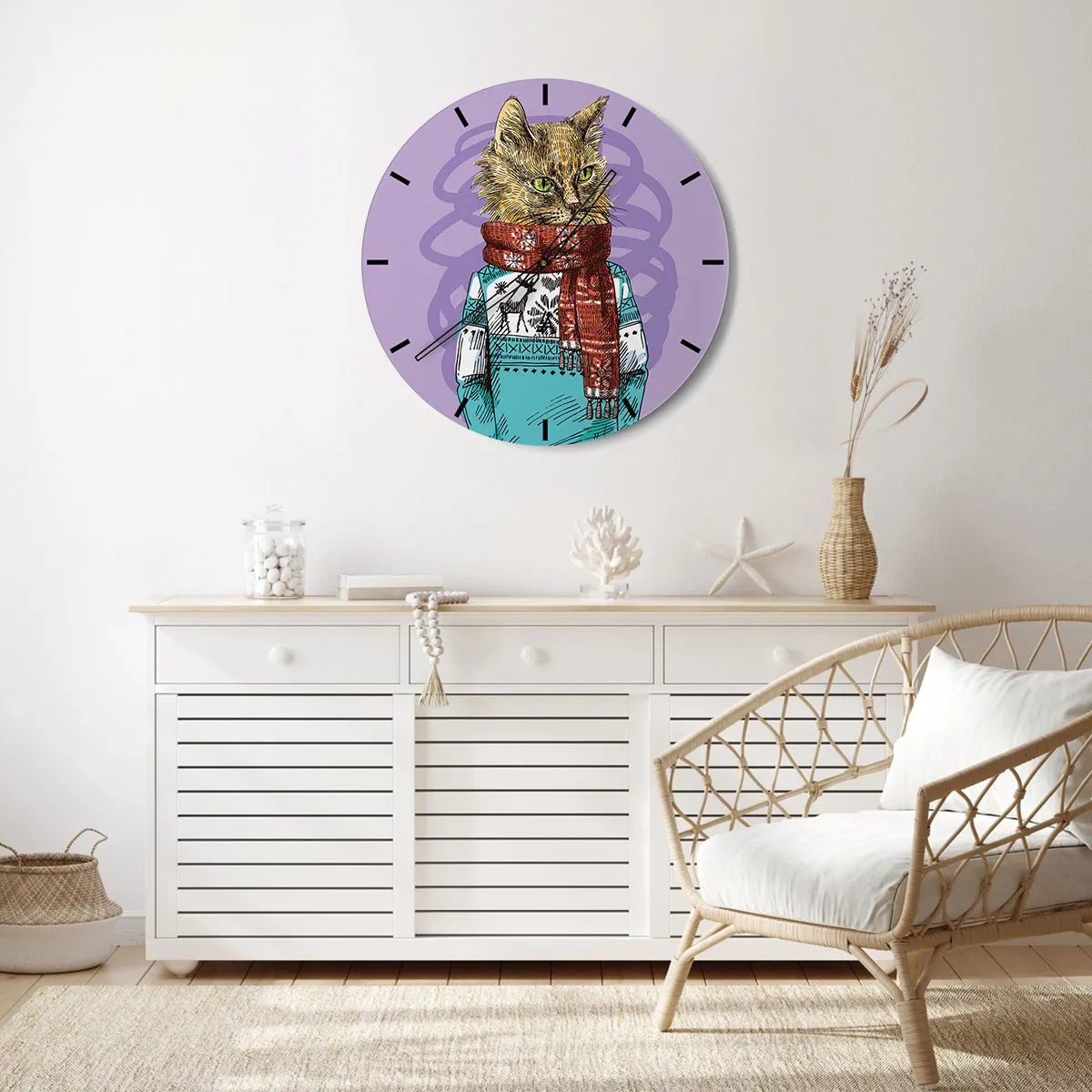 Nástěnné hodiny - Kočka v zimním oblečení se šálou na fialovém pozadí - 30x30cm - Kočka nejenom v botách - Moderní nástěnná dekorace do obývacího pokoje, kuchyně a ložnice ARTTOR