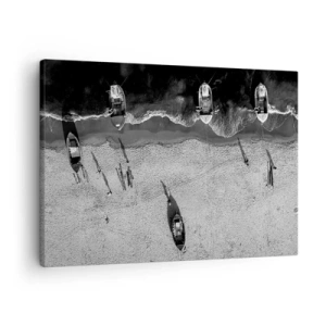Obraz na plátně - Letecký černobílý pohled na lodě na pláži - 70x50cm - Ještě na břehu… - Moderní nástěnná dekorace do obývacího pokoje a ložnice ARTTOR