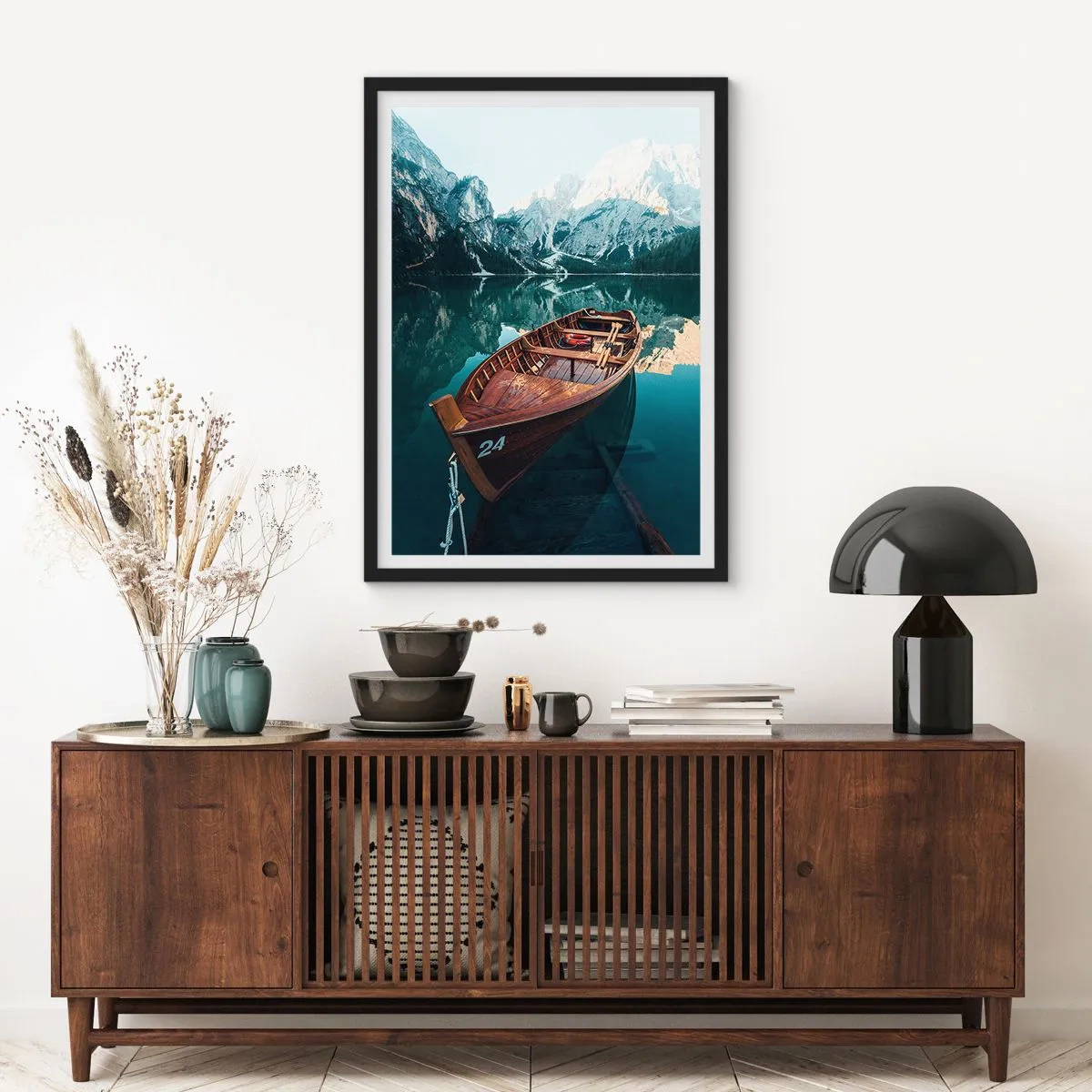 Plakát v černém rámu - Dřevěná loď na klidném jezeře obklopeném horami - 50x70cm - Jako namalované na skle - Moderní nástěnná dekorace do obývacího pokoje a ložnice ARTTOR