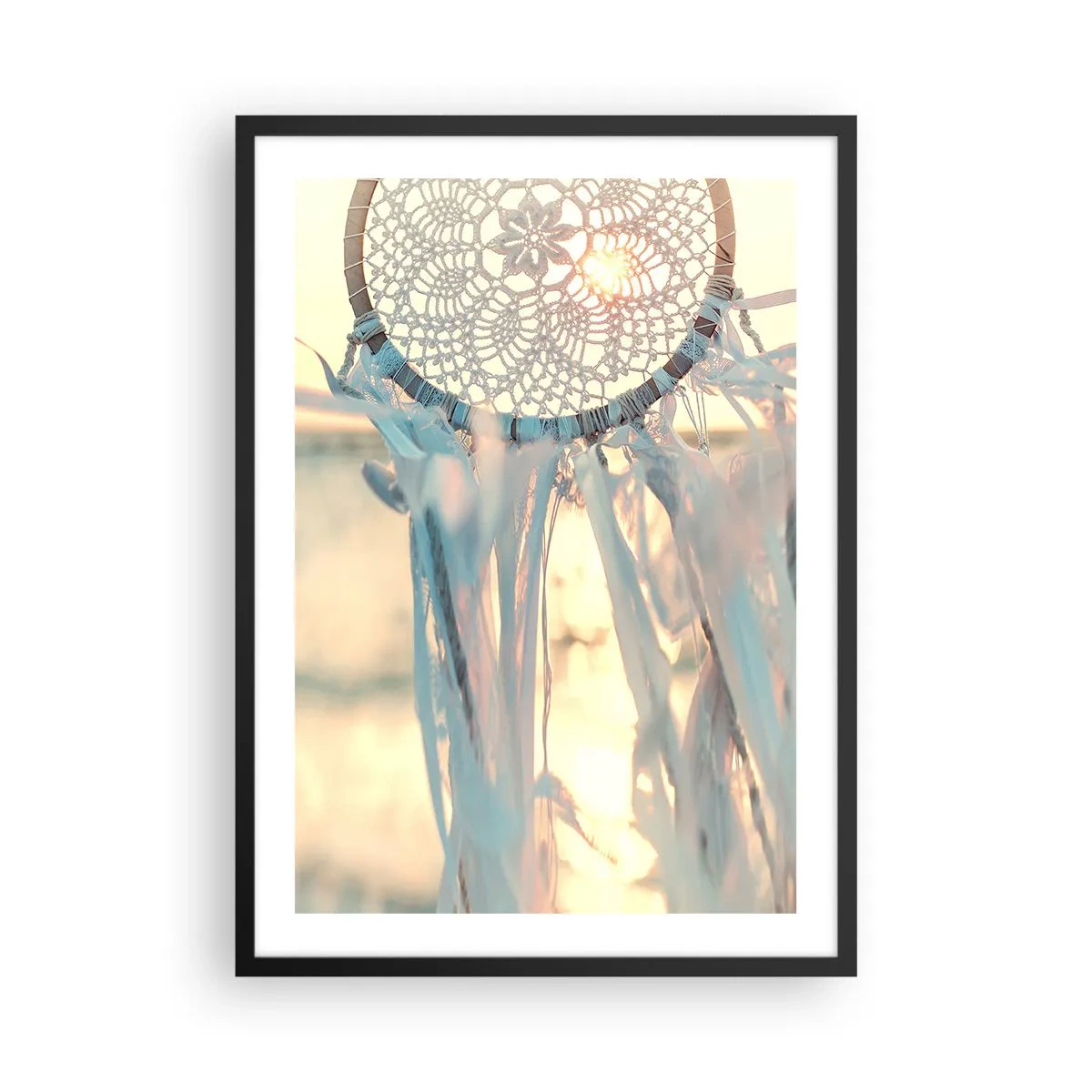 Plakát v černém rámu - Krajkový lapač snů v záři zapadajícího slunce se světlým pozadím - 50x70cm - Krajkový totem - Moderní nástěnná dekorace do obývacího pokoje a ložnice ARTTOR