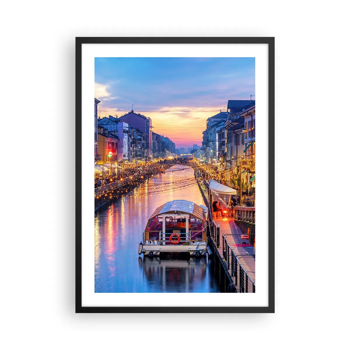 Plakát v černém rámu - Kanál s lodí a večerním osvětlením v pastelovém západu slunce - 50x70cm - Večer plný světla a zábavy - Moderní nástěnná dekorace do obývacího pokoje a ložnice ARTTOR