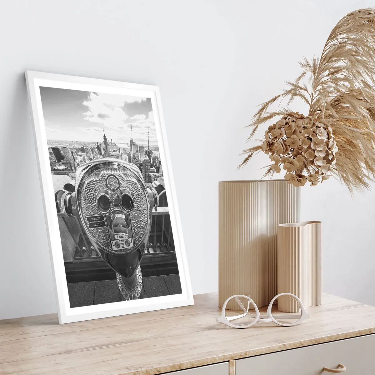 Plakát v bílém rámu - Město nad městy - 70x100 cm