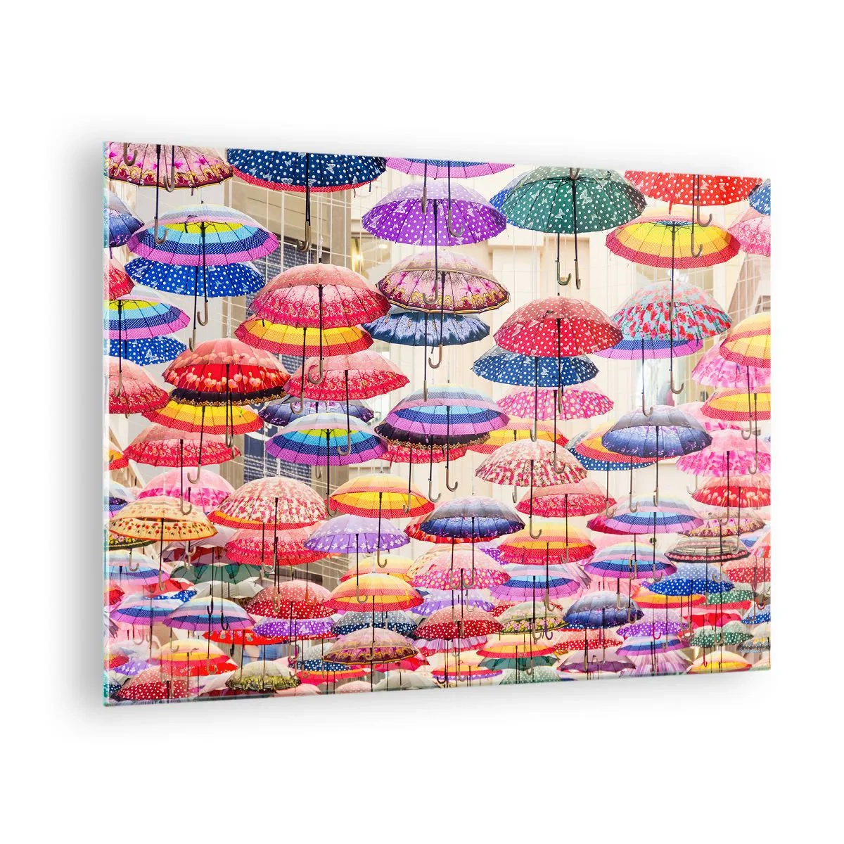 Obraz na skle - Fotografie barevných deštníků zavěšených ve vzduchu. - 70x50cm - Městská louka - Moderní nástěnná dekorace do obývacího pokoje a ložnice ARTTOR