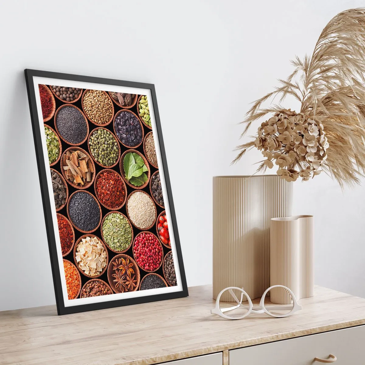 Plakát v černém rámu - Barevné koření v malých dřevěných miskách - 50x70cm - Všechny chutě světa - Moderní nástěnná dekorace do obývacího pokoje a ložnice ARTTOR