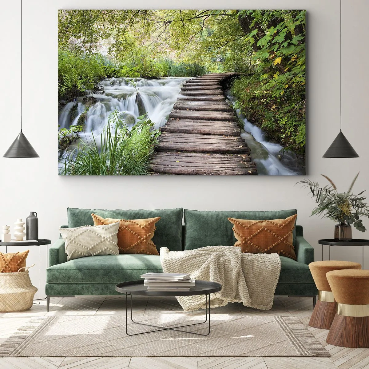 Obraz na plátně - Dřevěný most přes vodopád obklopený bujným zeleným lesem. - 70x50cm - Voda není vůbec tichá - Moderní nástěnná dekorace do obývacího pokoje a ložnice ARTTOR