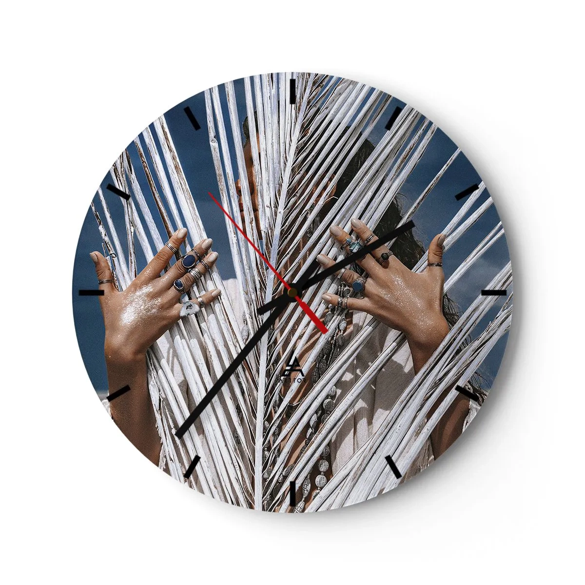 Nástěnné hodiny - Ruce zdobené prsteny za bílými palmovými listy - 30x30cm - Šamanová holka? - Moderní nástěnná dekorace do obývacího pokoje, kuchyně a ložnice ARTTOR