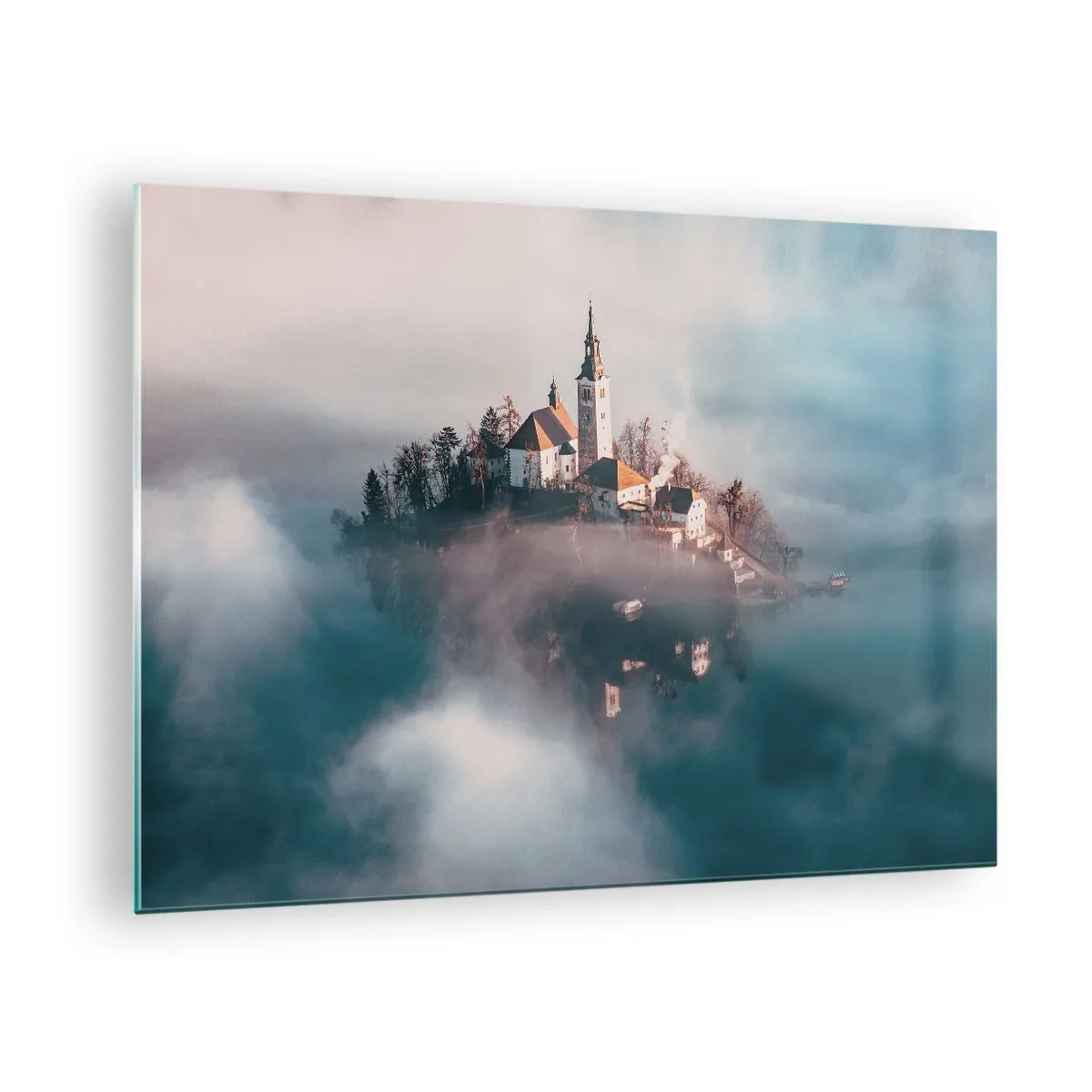 Obraz na skle - Ostrov s kostelem obklopený mlhou na klidném jezeře - 70x50cm - Ostrov snů - Moderní nástěnná dekorace do obývacího pokoje a ložnice ARTTOR