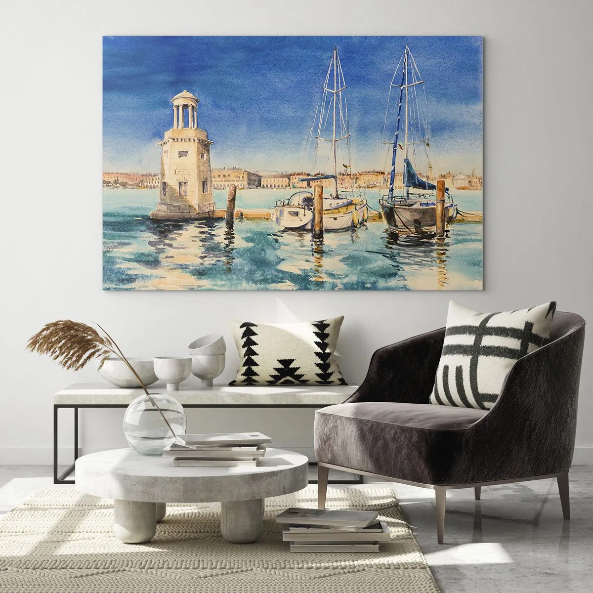 Obraz na skle - Akvarelová marina s majákem a kotvícími jachtami - 70x50cm - Slunečná laguna - Moderní nástěnná dekorace do obývacího pokoje a ložnice ARTTOR