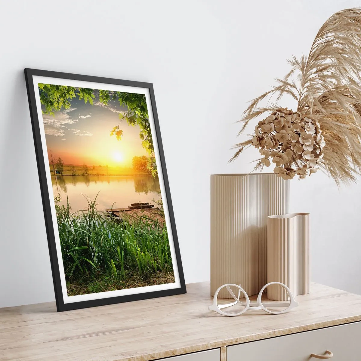 Plakát v černém rámu - Západ slunce nad jezerem s molem - 50x70cm - Krajina v zeleném rámu - Moderní nástěnná dekorace do obývacího pokoje a ložnice ARTTOR
