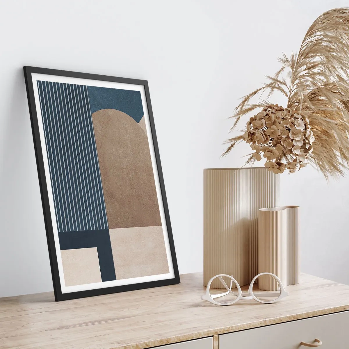 Plakát v černém rámu - Abstraktní geometrická kompozice v odstínech tmavě modré a béžové - 50x70cm - Kompozice jednoduchosti a kulatosti - Moderní nástěnná dekorace do obývacího pokoje a ložnice ARTTOR