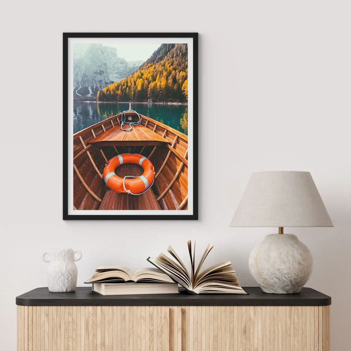 Plakát v černém rámu - Dřevěná loď na jezeře obklopeném horami - 50x70cm - Horská túra - Moderní nástěnná dekorace do obývacího pokoje a ložnice ARTTOR
