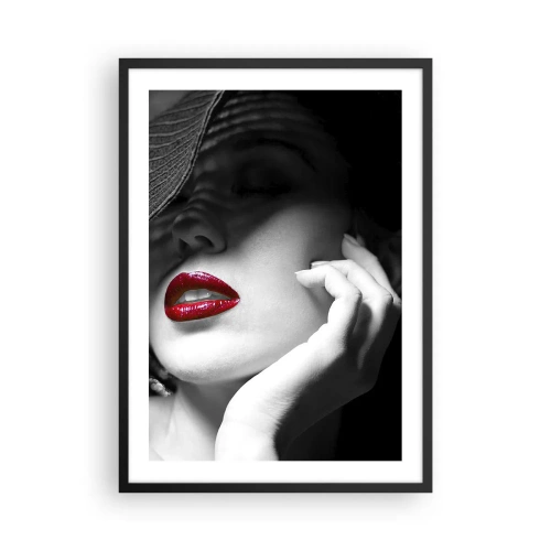 Plakát v černém rámu - Portrét ženy v klobouku s červenými rty - 50x70cm - Studie v šarlatové - Moderní nástěnná dekorace do obývacího pokoje a ložnice ARTTOR