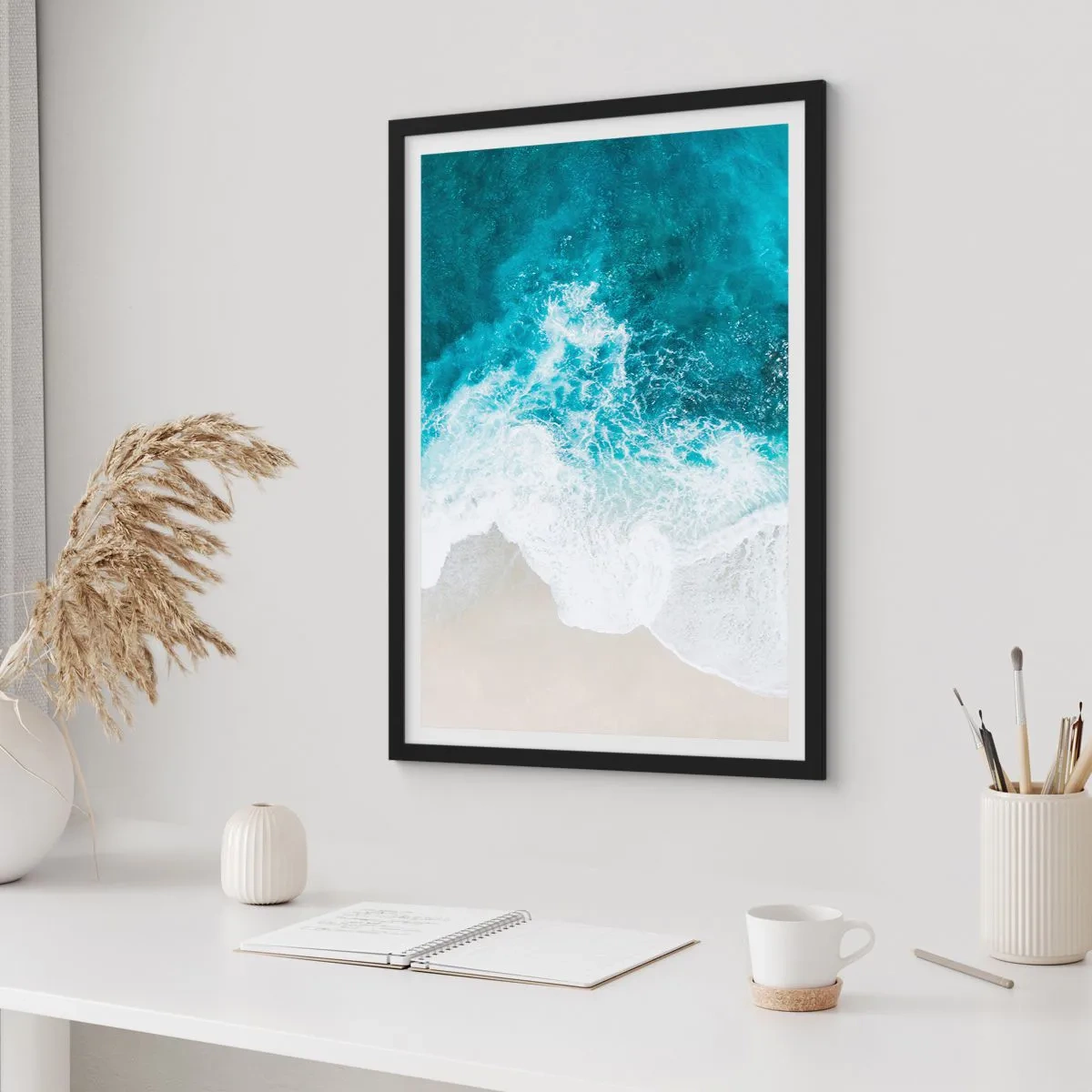 Plakát v černém rámu - Letecký pohled na tyrkysové vlny narážející na písečnou pláž - 50x70cm - Přirozené pohlazení - Moderní nástěnná dekorace do obývacího pokoje a ložnice ARTTOR