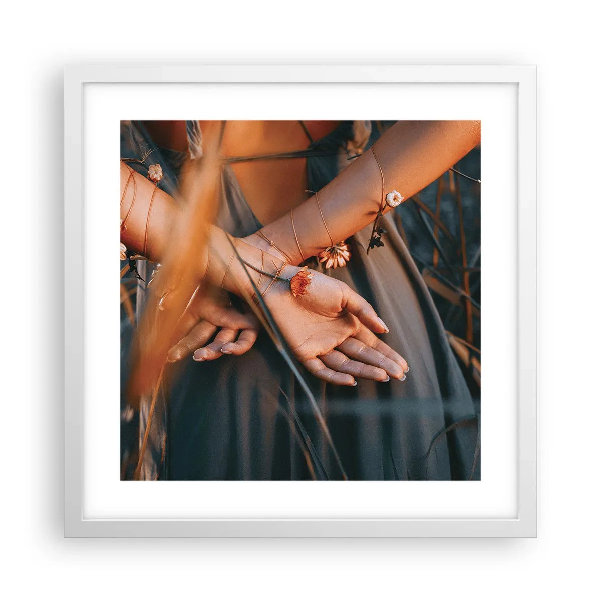 Plakát v bílém rámu - Propojená s přírodou - 40x40 cm
