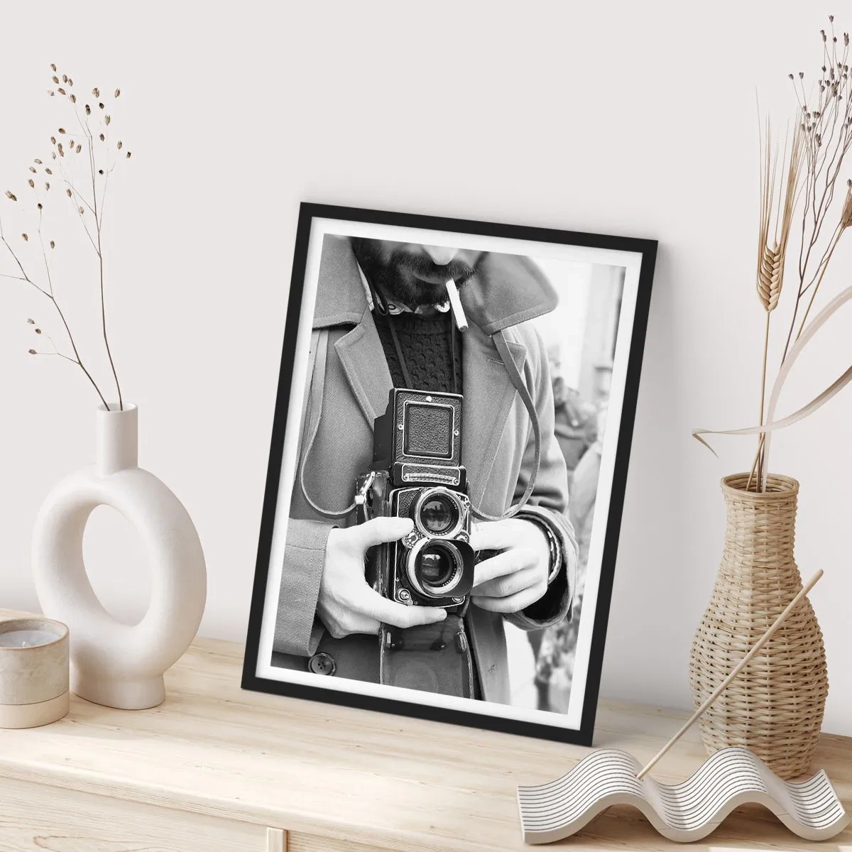 Plakát v černém rámu - Černobílý portrét muže s analogovým fotoaparátem - 50x70cm - V retro stylu - Moderní nástěnná dekorace do obývacího pokoje a ložnice ARTTOR
