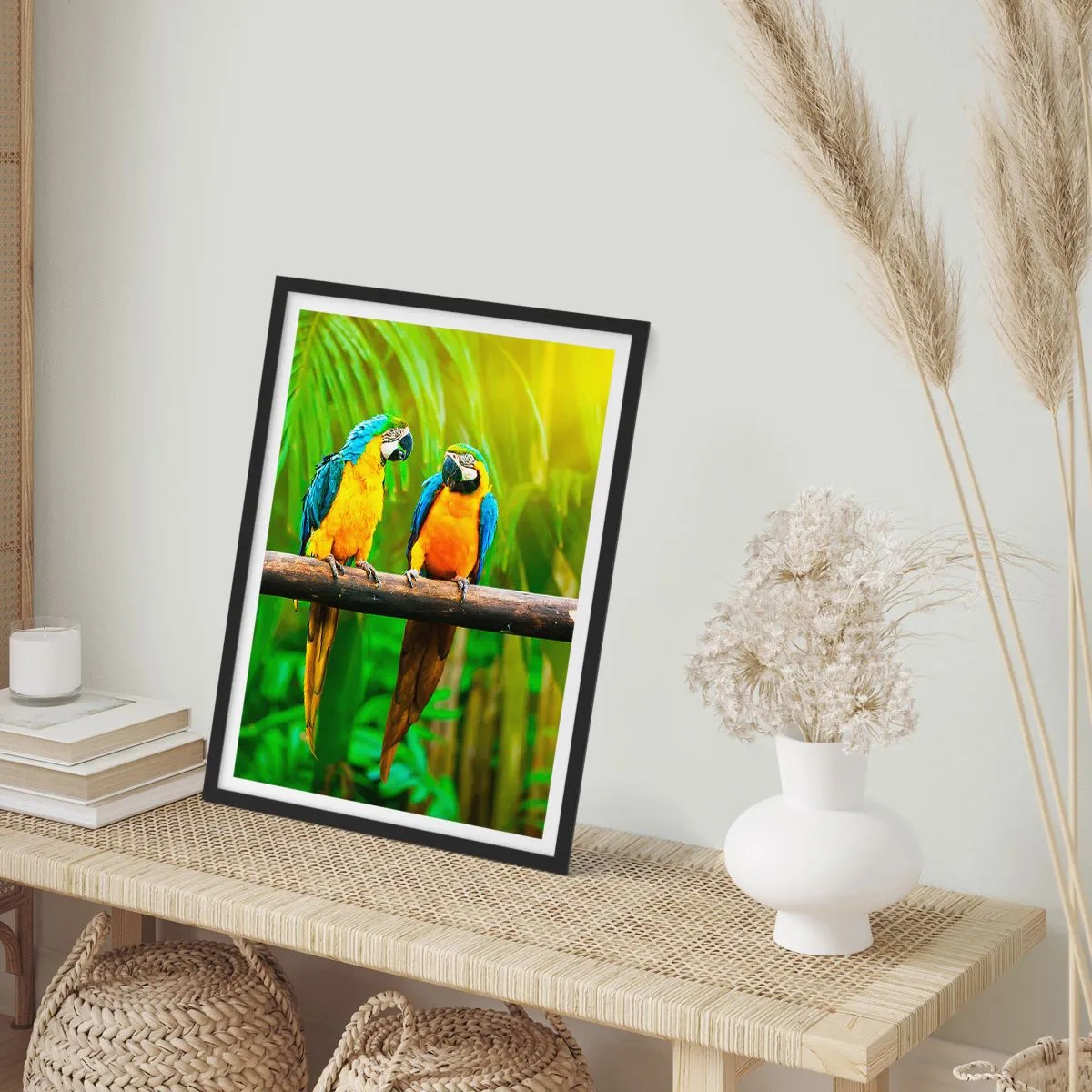 Plakát v černém rámu - Zářivě zbarvení papoušci v tropickém prostředí - 50x70cm - Slyšela jsi, že ona…? - Moderní nástěnná dekorace do obývacího pokoje a ložnice ARTTOR