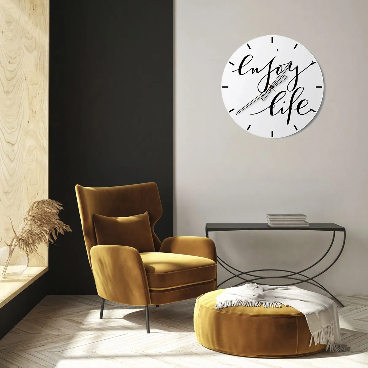 Nástěnné hodiny - Bílé hodiny s černým nápisem Enjoy Life na minimalistickém pozadí. - 30x30cm - Není co dodat… - Moderní nástěnná dekorace do obývacího pokoje, kuchyně a ložnice ARTTOR