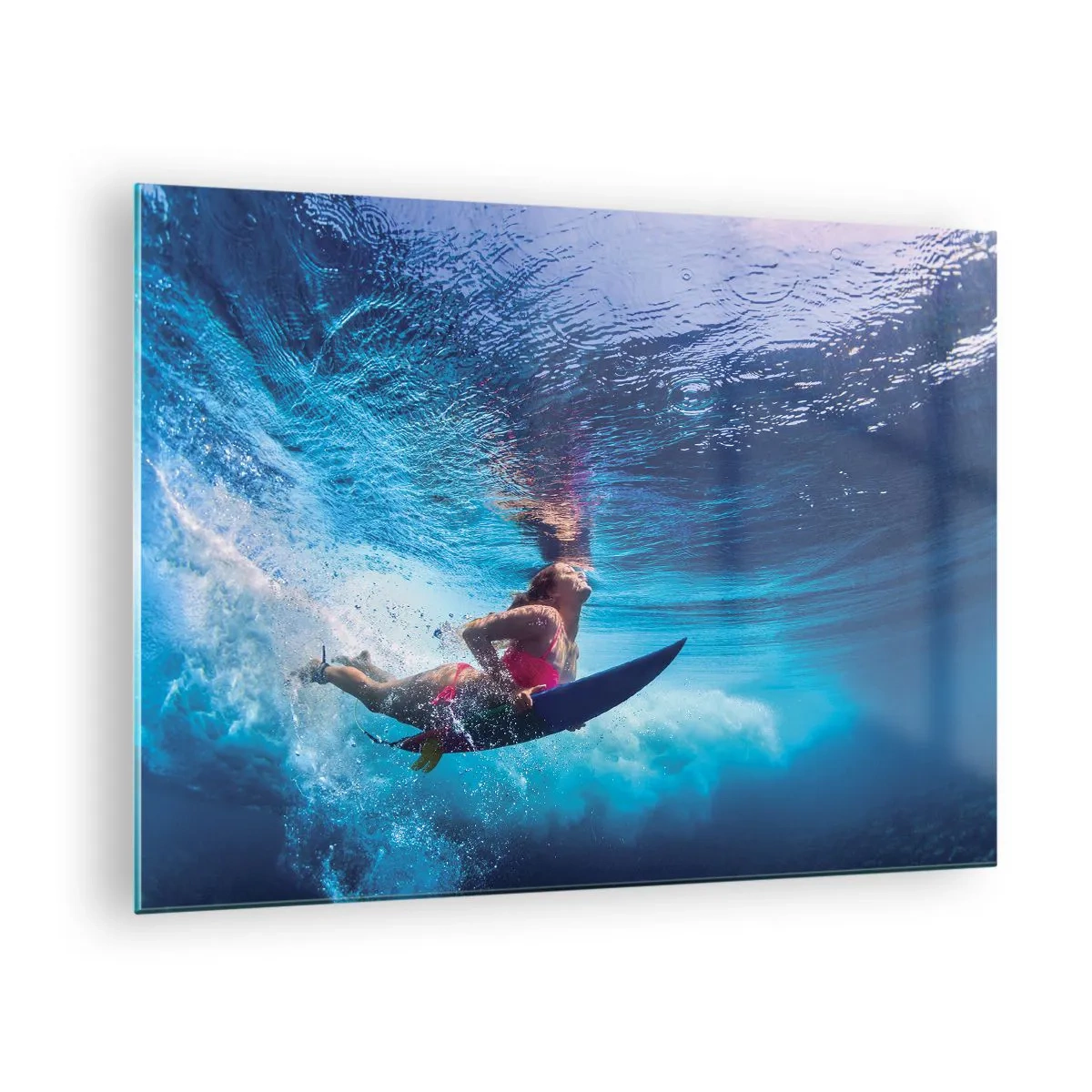 Obraz na skle - Podvodní scéna se surfařem v dynamické akci - 70x50cm - Hloubka radosti - Moderní nástěnná dekorace do obývacího pokoje a ložnice ARTTOR