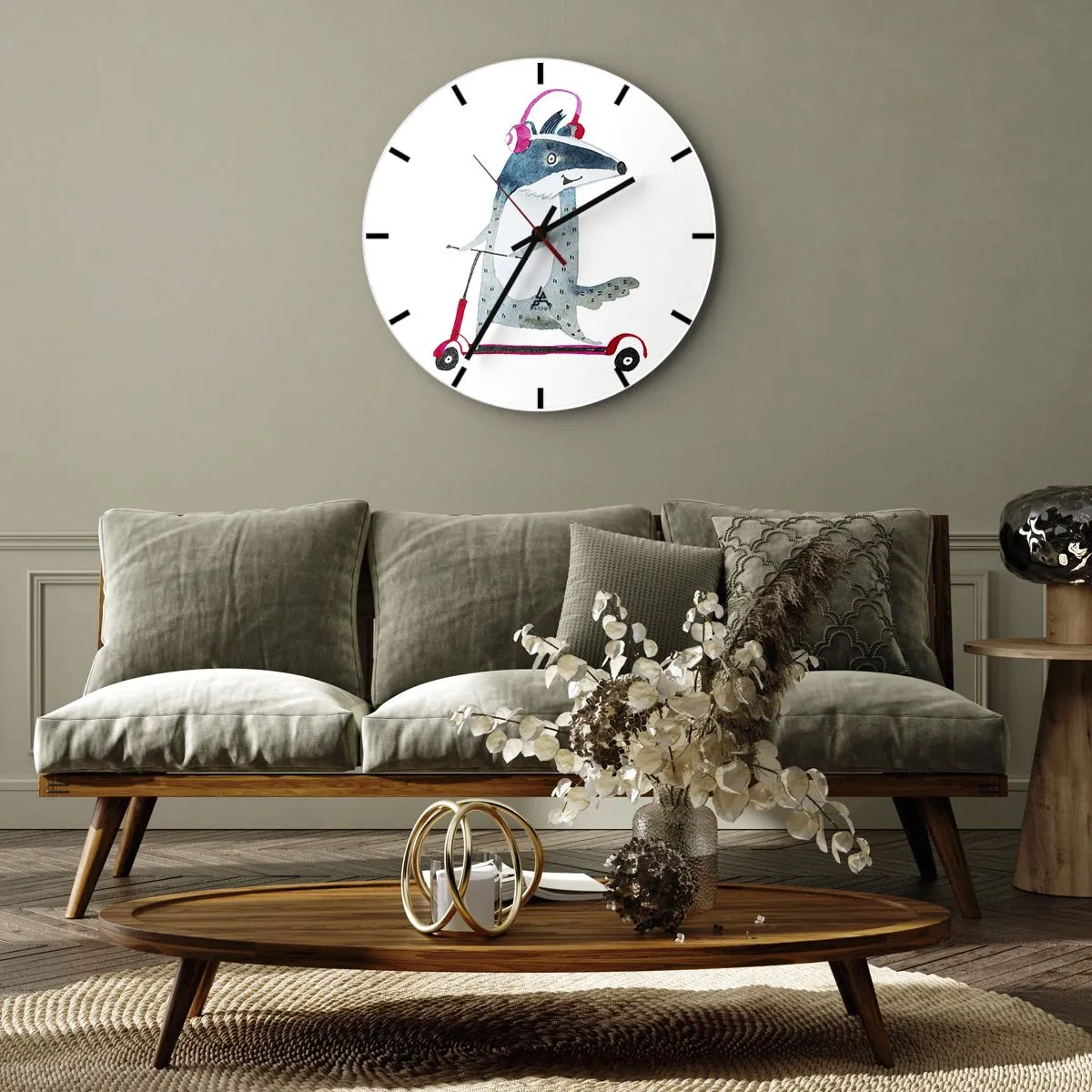 Nástěnné hodiny - Jezevec se sluchátky na koloběžce ve stylu dětské ilustrace - 30x30cm - Jezevčí radosti - Moderní nástěnná dekorace do obývacího pokoje, kuchyně a ložnice ARTTOR