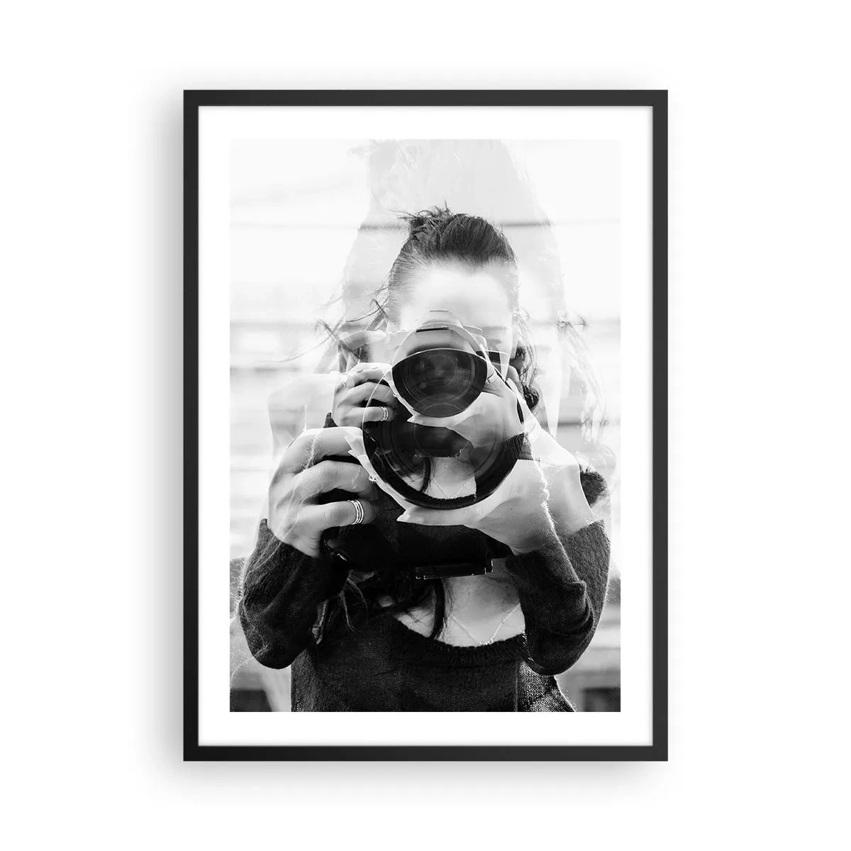 Plakát v černém rámu - Dvojitá expozice fotografa a fotoaparátu v černé a bílé - 50x70cm - Tvůrce a materiál - Moderní nástěnná dekorace do obývacího pokoje a ložnice ARTTOR
