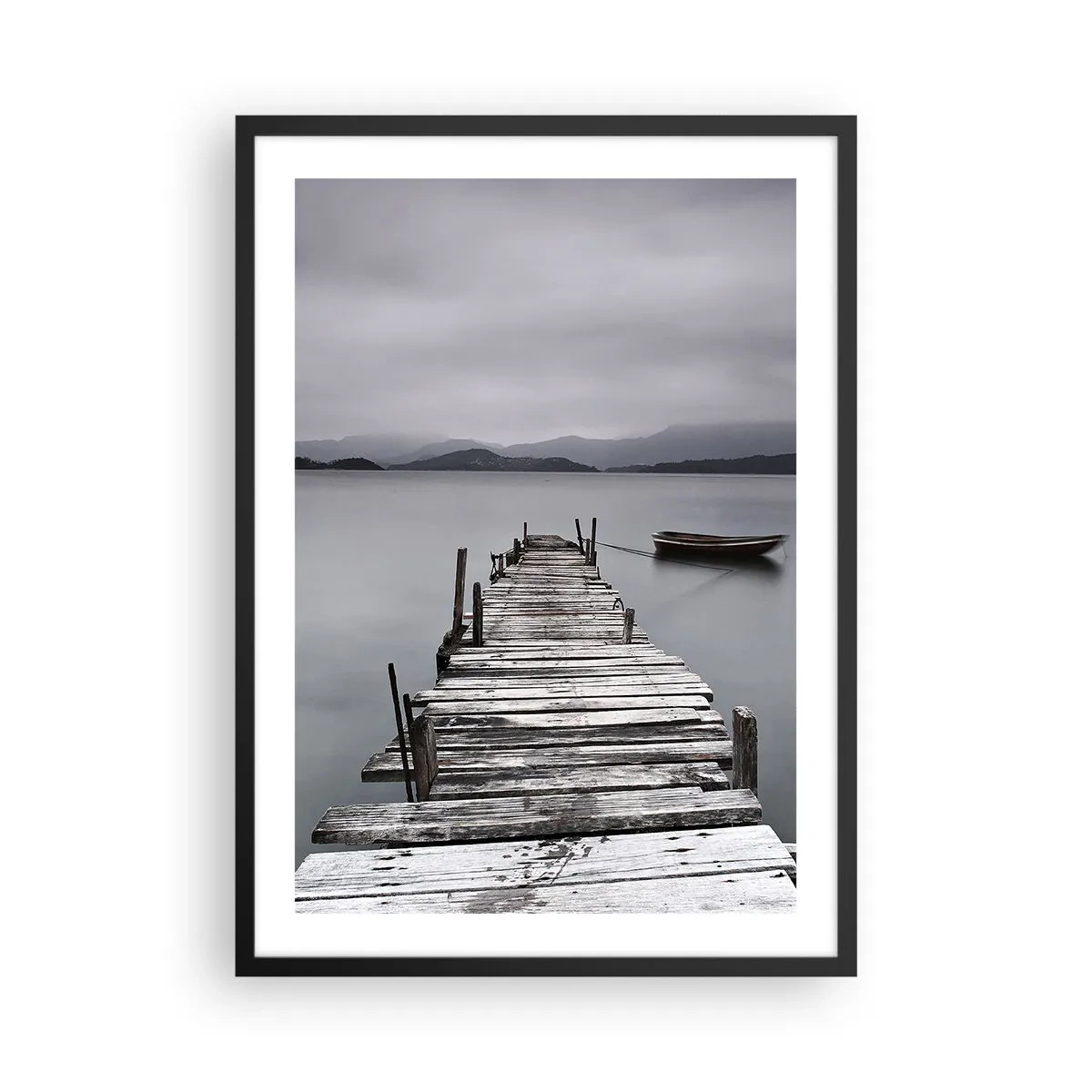 Plakát v černém rámu - Staré molo s lodí na klidné vodě - 50x70cm - Zítra můžeš vyrazit - Moderní nástěnná dekorace do obývacího pokoje a ložnice ARTTOR