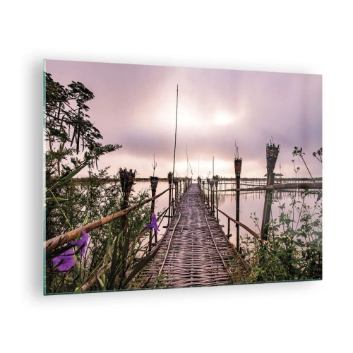 Obraz na skle - Bambusový most vedoucí přes jezero, obklopený rostlinami a květinami - 70x50cm - Klid a pohoda Asie - Moderní nástěnná dekorace do obývacího pokoje a ložnice ARTTOR