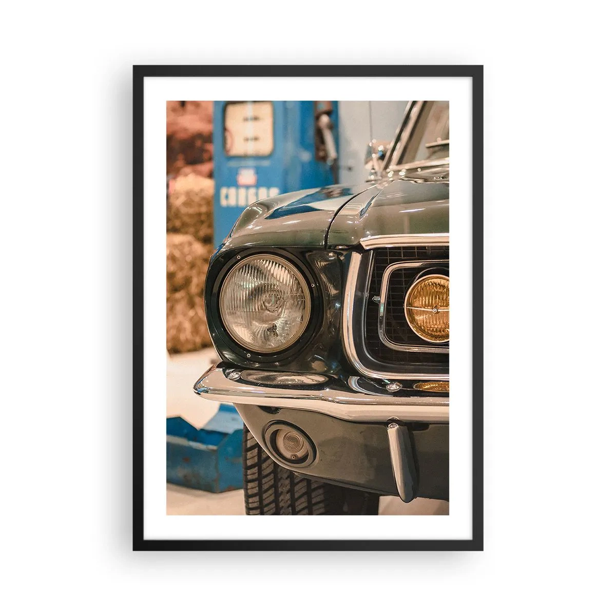 Plakát v černém rámu - Detail světlometu klasického retro auta - 50x70cm - Setkání s legendou - Moderní nástěnná dekorace do obývacího pokoje a ložnice ARTTOR
