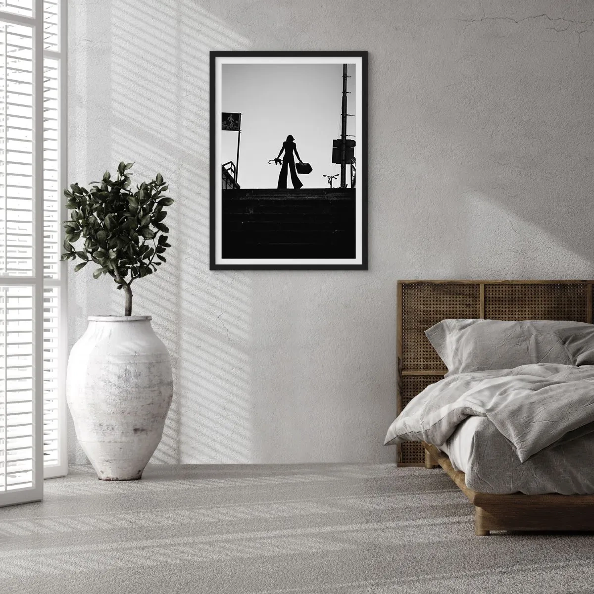 Plakát v černém rámu - Silueta ženy s kufrem na pozadí zapadajícího slunce - 50x70cm - Městská cesta - Moderní nástěnná dekorace do obývacího pokoje a ložnice ARTTOR