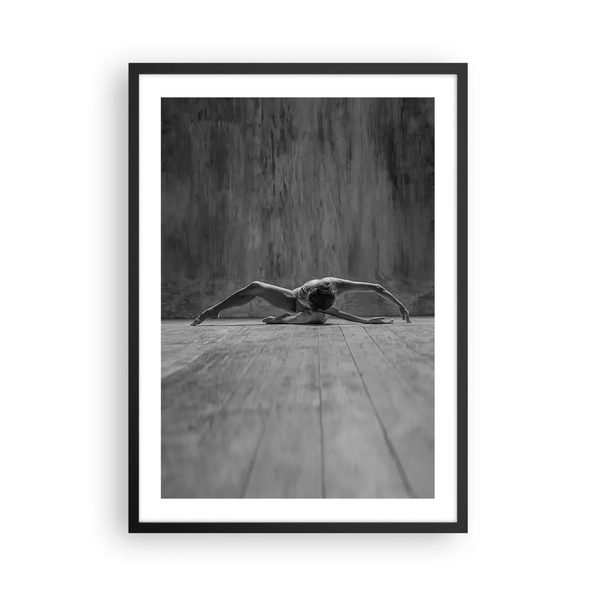 Plakát v černém rámu - Tanečnice v umělecké póze na dřevěném pódiu - 50x70cm - Nalezená symetrie - Moderní nástěnná dekorace do obývacího pokoje a ložnice ARTTOR