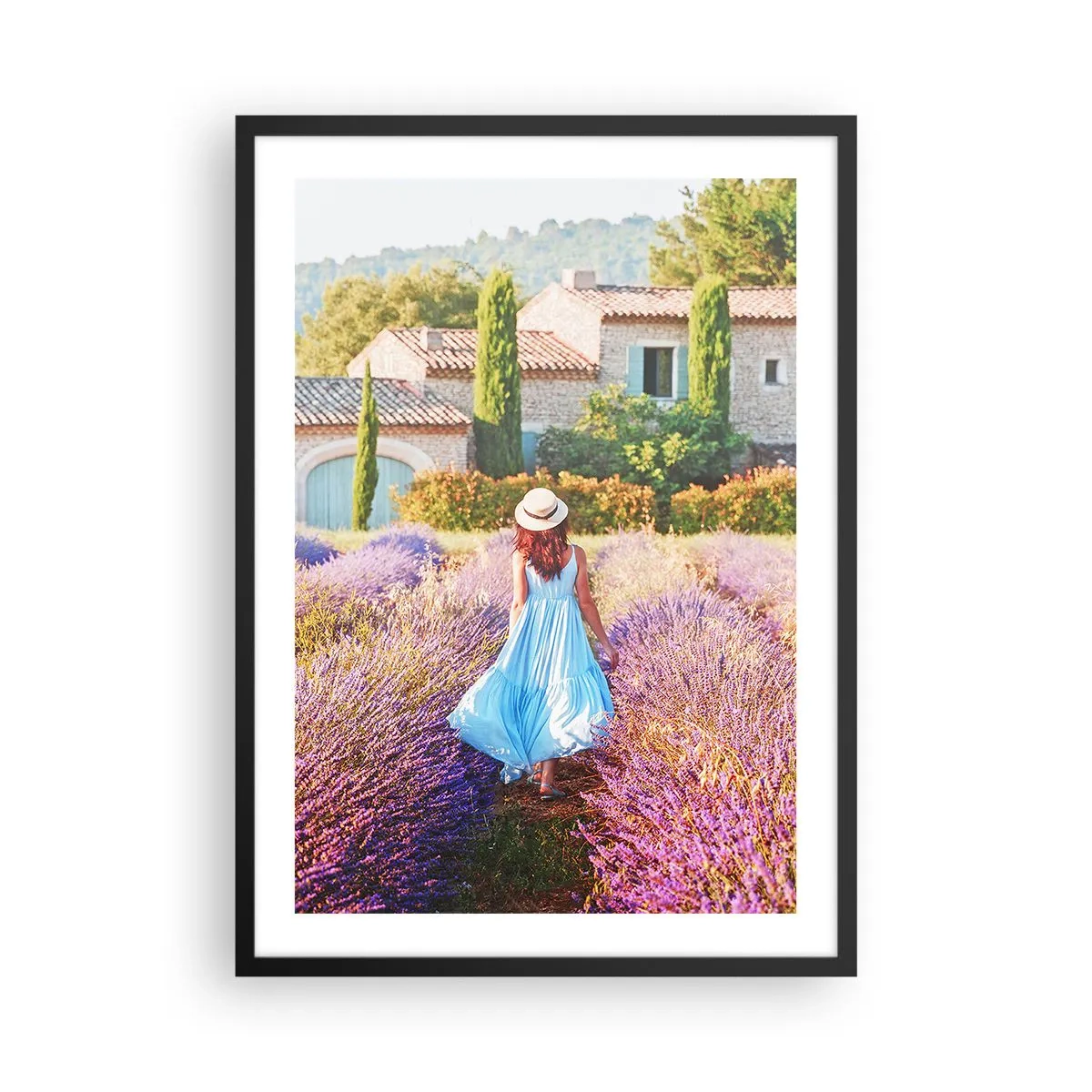 Plakát v černém rámu - Žena v modrých šatech procházející se levandulovým polem. - 50x70cm - Levandulová dívka - Moderní nástěnná dekorace do obývacího pokoje a ložnice ARTTOR