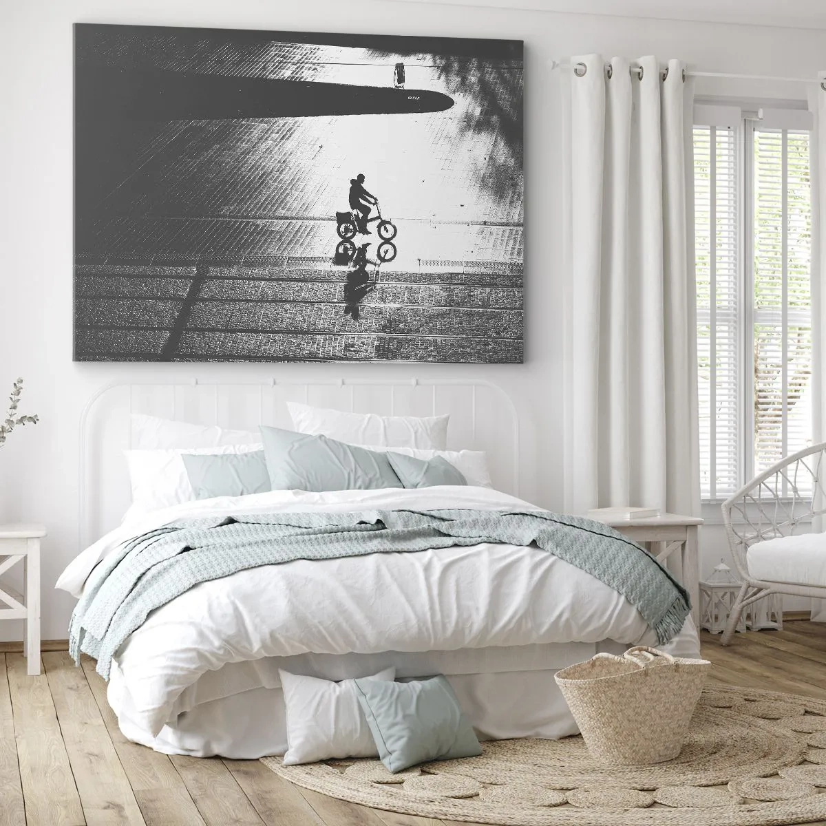 Obraz na plátně - Černá a bílá silueta cyklisty na mokré ulici - 70x50cm - Dopředu, přes město - Moderní nástěnná dekorace do obývacího pokoje a ložnice ARTTOR