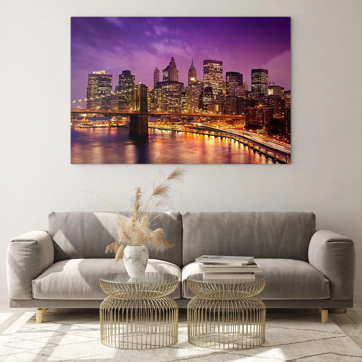 Obraz na skle - Večerní pohled na New York s Brooklynským mostem - 70x50cm - Fialovo-zlatý Manhattan - Moderní nástěnná dekorace do obývacího pokoje a ložnice ARTTOR