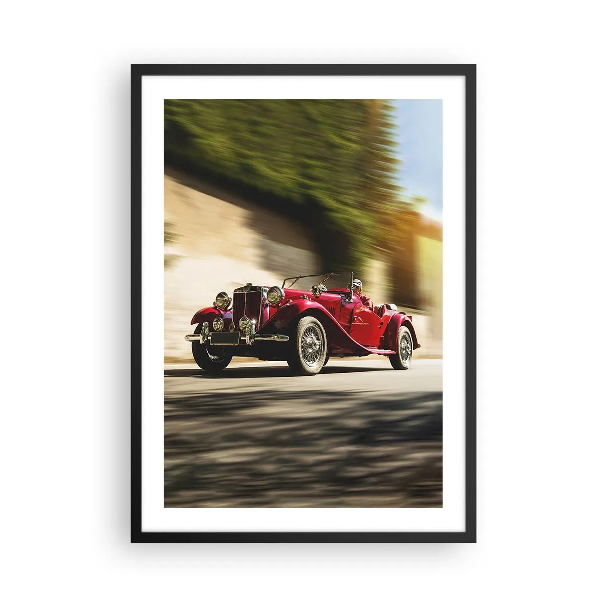 Plakát v černém rámu - Červené klasické auto proti rozmazané krajině - 50x70cm - Krásnější než Níké Samothrácká - Moderní nástěnná dekorace do obývacího pokoje a ložnice ARTTOR