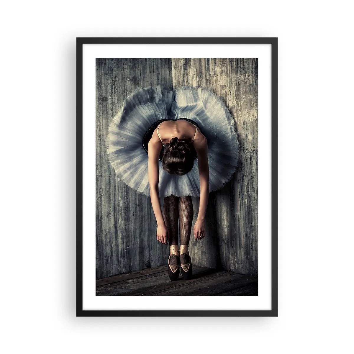 Plakát v černém rámu - Elegantní baletka v klasické póze u surové zdi. - 50x70cm - Když dohraje hudba - Moderní nástěnná dekorace do obývacího pokoje a ložnice ARTTOR