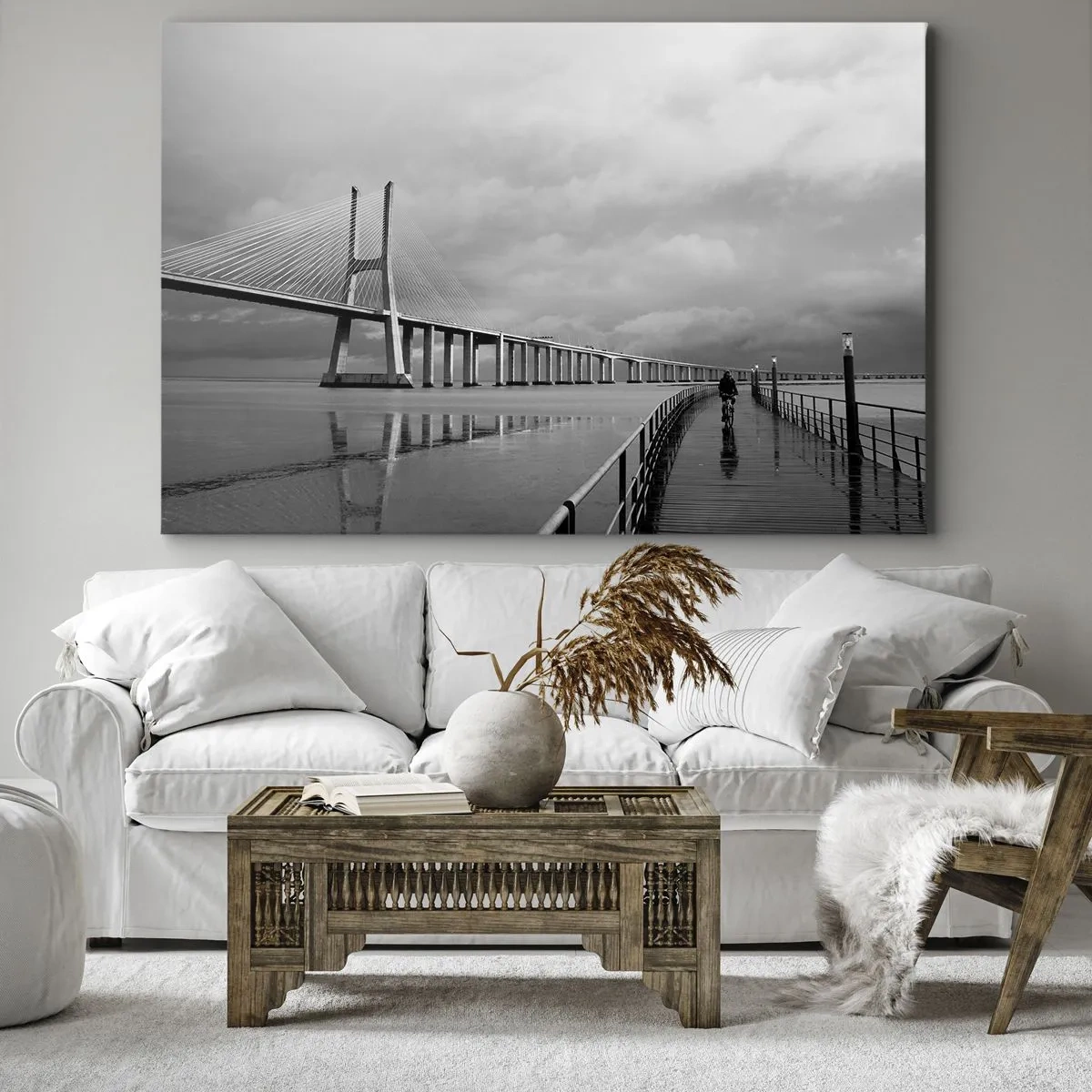 Obraz na plátně - Visutý most nad vodou v černé a bílé - 70x50cm - Každému, co mu patří - Moderní nástěnná dekorace do obývacího pokoje a ložnice ARTTOR