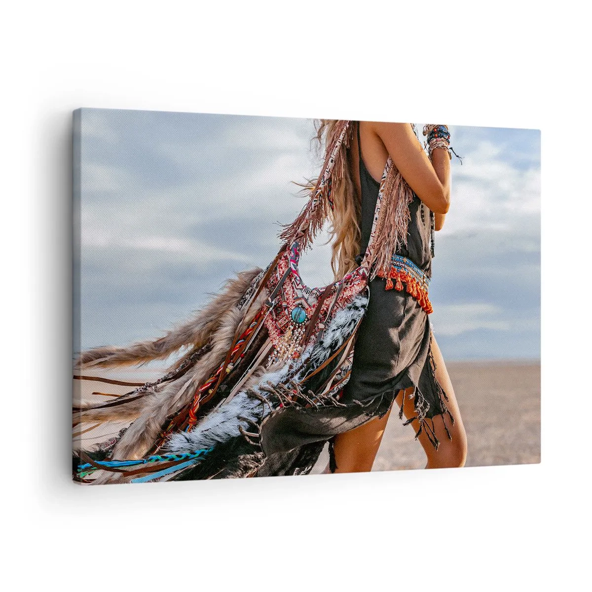 Obraz na plátně - Žena v boho stylu s detaily z peří a šperků - 70x50cm - Šamanovo děvče - Moderní nástěnná dekorace do obývacího pokoje a ložnice ARTTOR