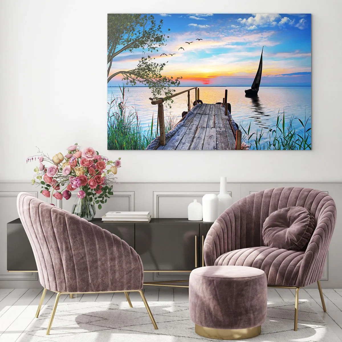 Obraz na skle - Molo u jezera při západu slunce s plachetnicí v pozadí - 70x50cm - Dobrý večer - Moderní nástěnná dekorace do obývacího pokoje a ložnice ARTTOR