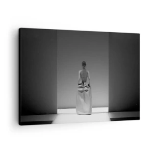 Obraz na plátně - Černobílý obraz s minimalistickým výjevem ženy v geometrickém prostoru. - 70x50cm - Rafinovaná jednoduchost - Moderní nástěnná dekorace do obývacího pokoje a ložnice ARTTOR