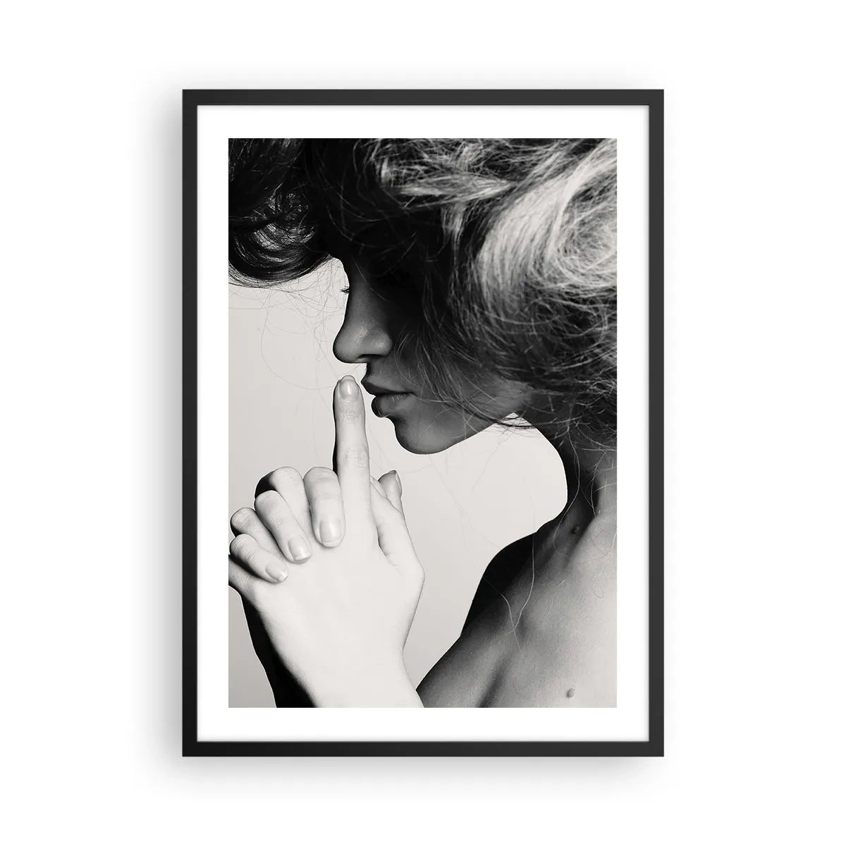 Plakát v černém rámu - Portrét ženy dělající gesto mlčení - 50x70cm - Zahleděná do sebe - Moderní nástěnná dekorace do obývacího pokoje a ložnice ARTTOR