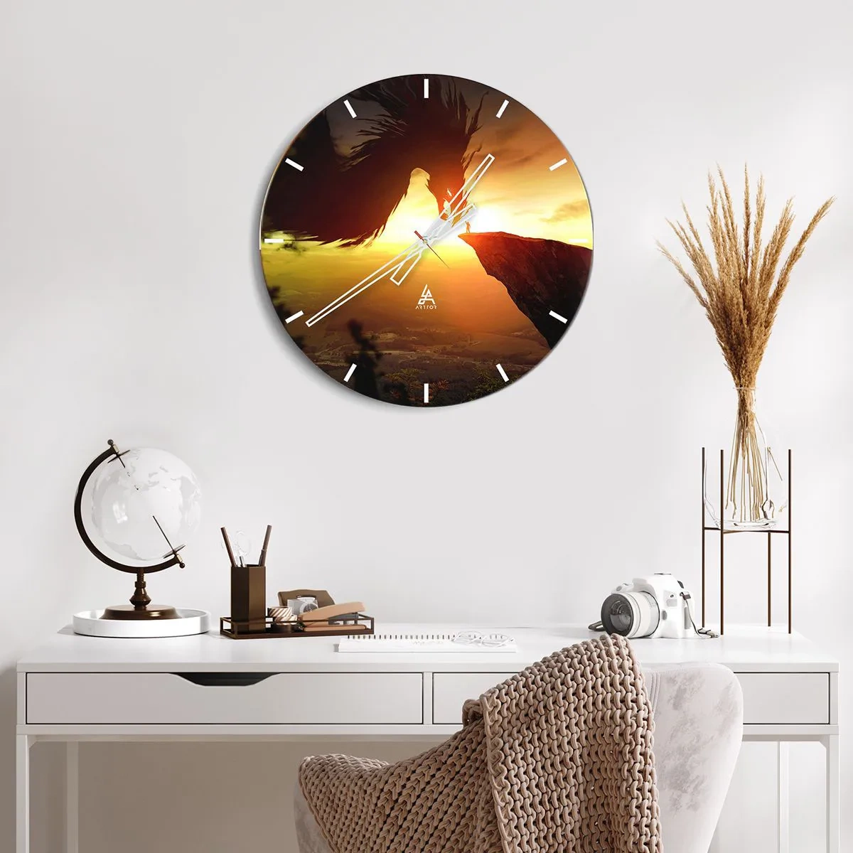 Nástěnné hodiny - Bojovník na útesu čelí obrovskému drakovi v zapadajícím slunci - 30x30cm - Přemožitel draka - Moderní nástěnná dekorace do obývacího pokoje, kuchyně a ložnice ARTTOR