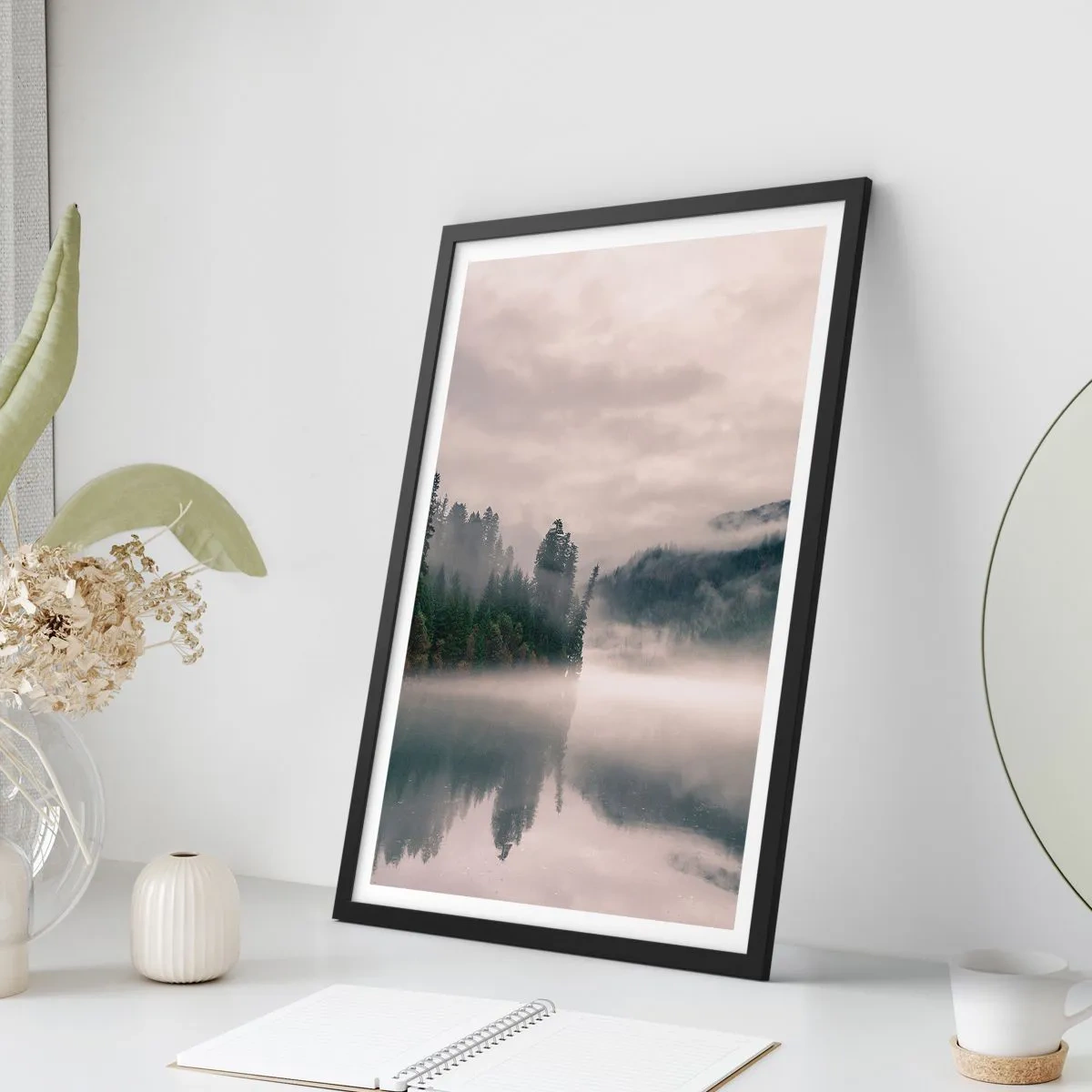 Plakát v černém rámu - Mlžný les se odráží v klidné hladině jezera - 50x70cm - V zamyšlení, v mlze - Moderní nástěnná dekorace do obývacího pokoje a ložnice ARTTOR